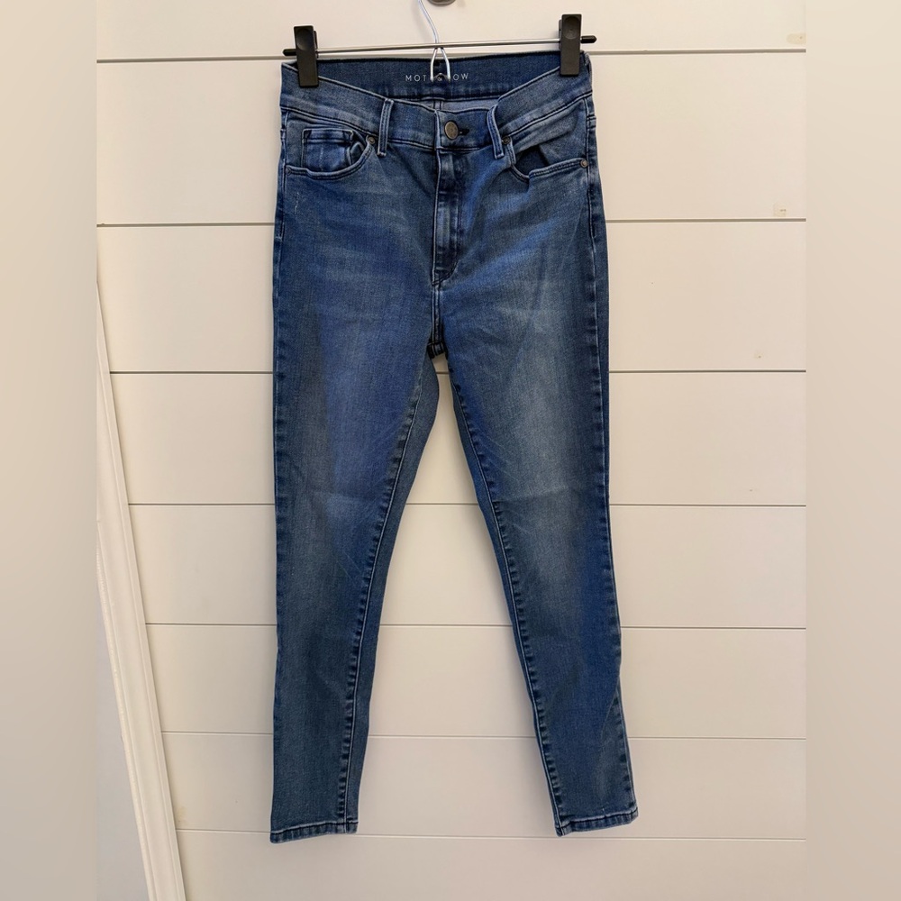 Blue Skinny Jeans with Tapered Legs and Stretch Fit